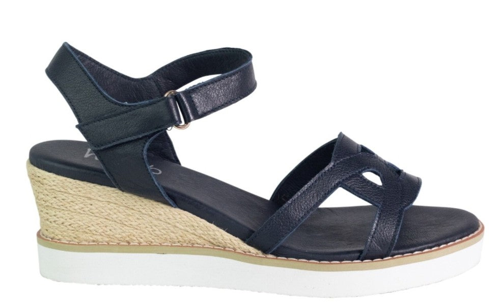 Hinako Melville in deep ocean