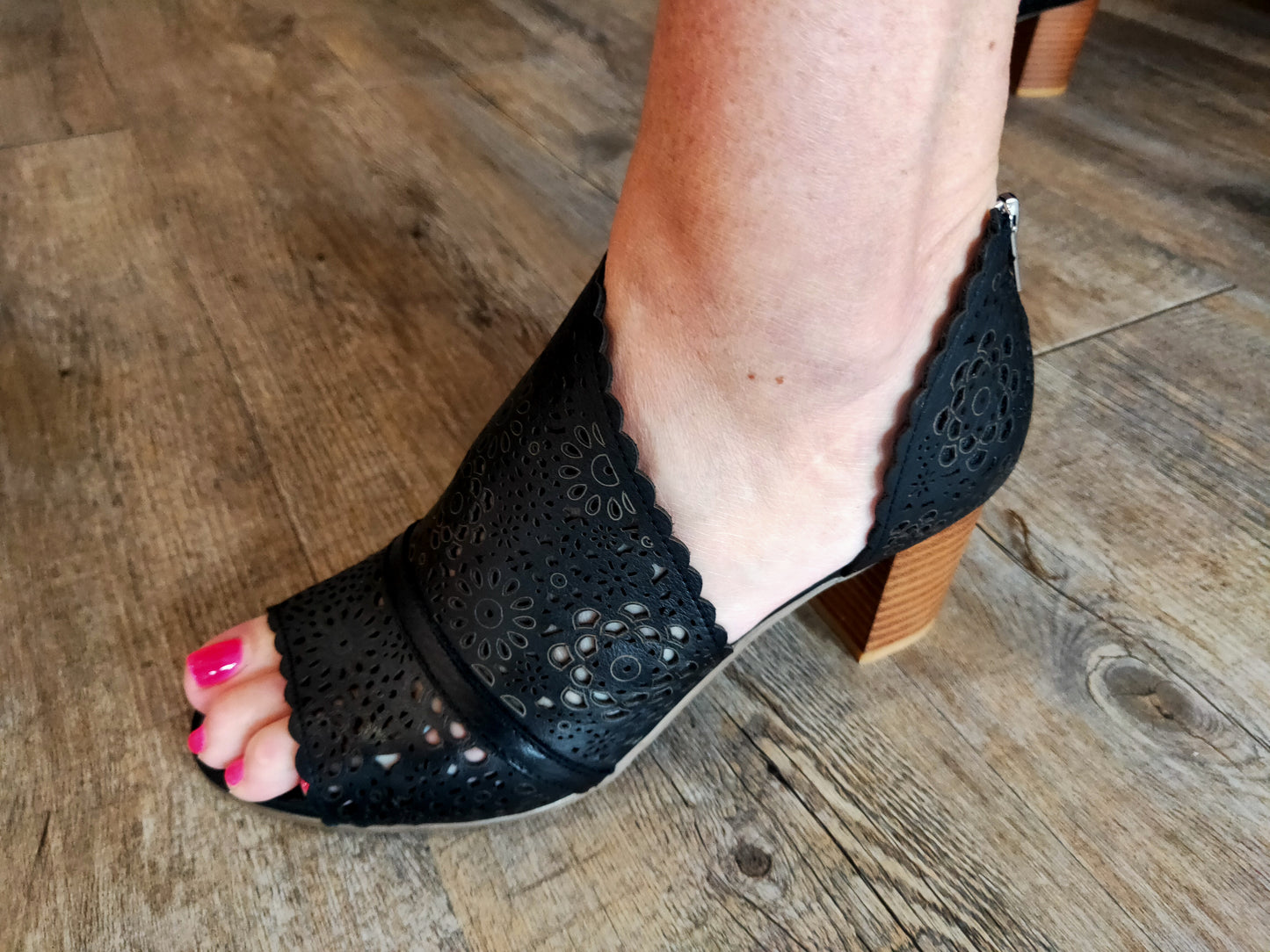 Django and Juliette "Sanford" in black