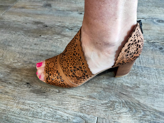 Django and Juliette "Sanford" in tan